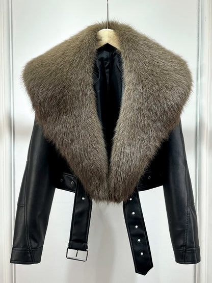 Fashion Faux Fur Collar Short Winter Warm Coat with Pockets