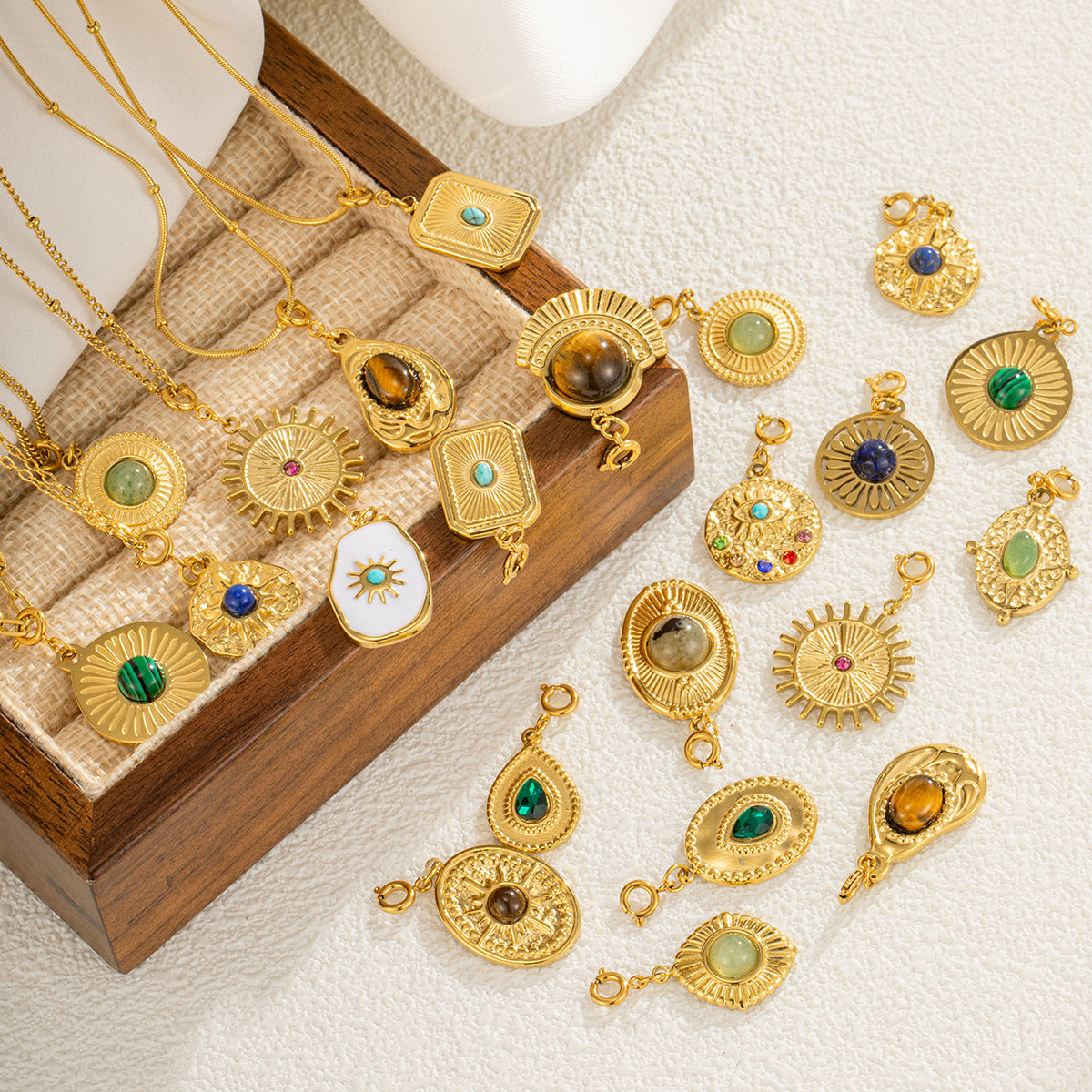 Designed Fashion Square Round Shaped Pendant & Chains an for Women