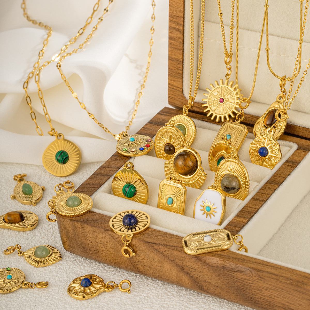 Designed Fashion Square Round Shaped Pendant & Chains an for Women